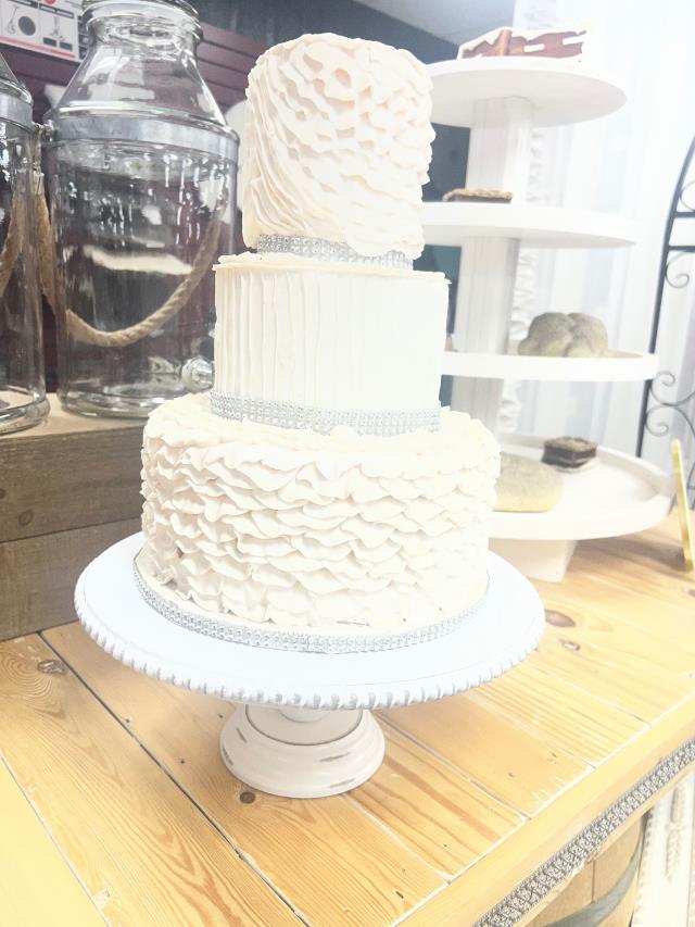 Where to rent CAKE, WOODEN WHITE 13  ROUND PEDESTAL in White Oak TX